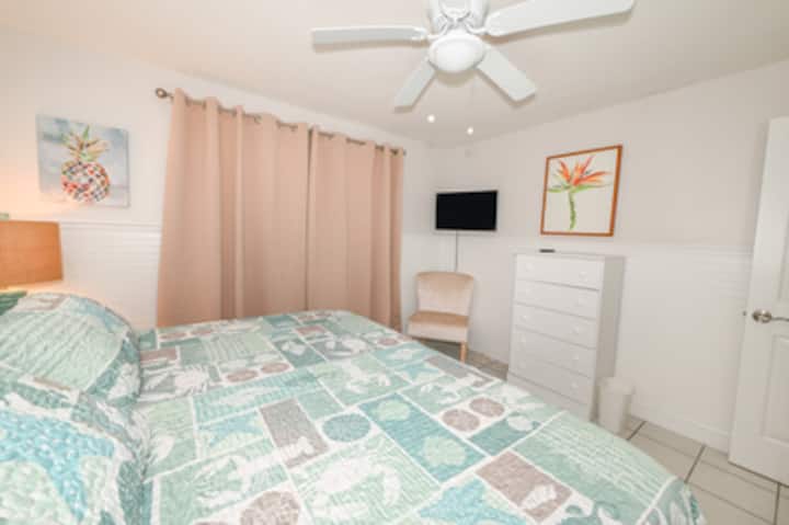 Krevat me shkumë memorie king size, ventilator tavani, priza/abazhurë usb të stacionit të karikimit në të dy anët e krevatit. Smart Roku TV me aplikacion kabllor me spektër