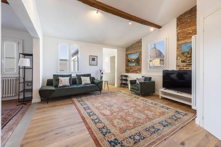 Santa Maria Novella penthouse gallery image 2