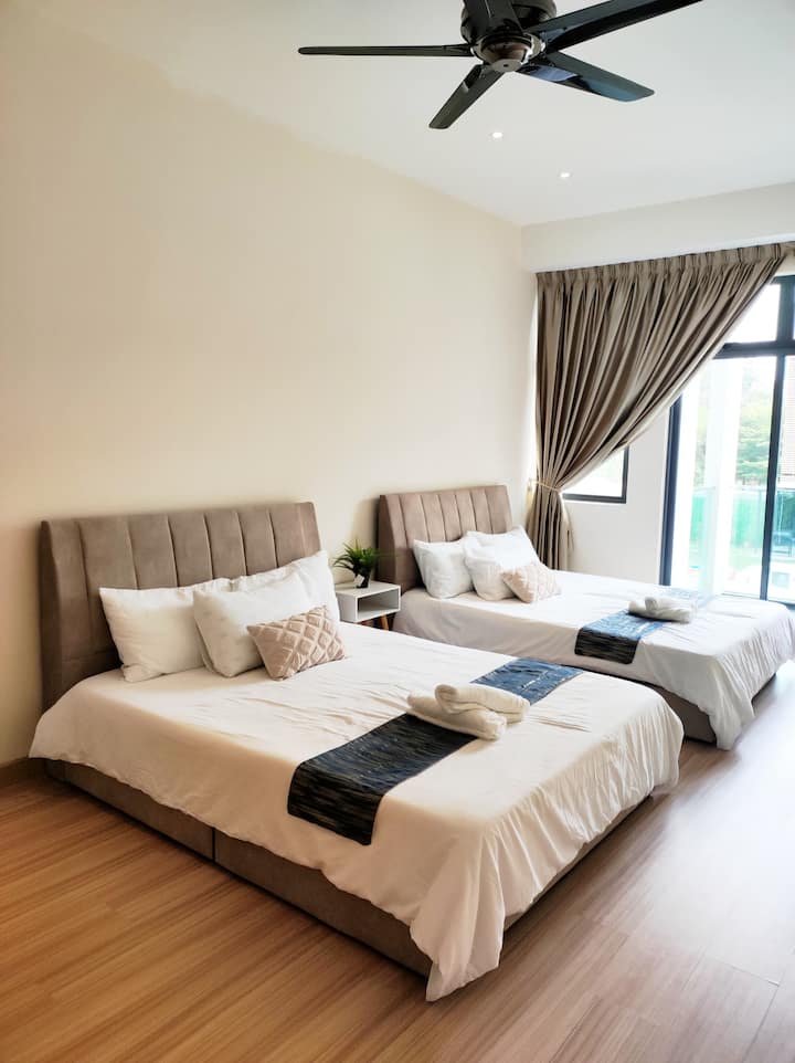 Chumba cha kulala chenye nafasi kubwa na starehe ️

Pumzika katika chumba chetu cha kisasa chenye vitanda viwili, kilicho na matandiko ya kifahari, mapambo ya kifahari na mazingira tulivu. Madirisha makubwa hutoa mwanga wa asili na mandhari nzuri, wakati mapazia ya kuzima yanahakikisha usingizi wa utulivu.