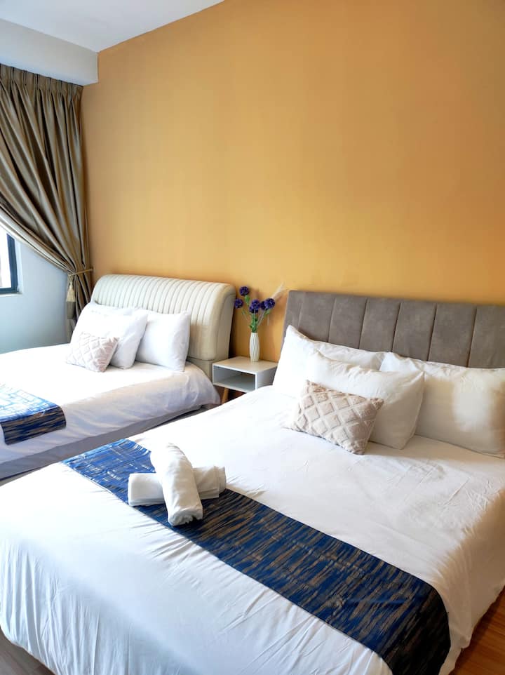 Chumba cha Familia chenye ️ nafasi kubwa 

Sehemu yenye starehe na inayofaa familia iliyo na vitanda viwili vya kifahari, inayofaa kwa sehemu za kukaa za makundi au familia. Mashuka laini, mapambo ya kifahari na mwangaza wa asili huunda mazingira ya joto na ya kupumzika.

✨ Starehe na Mtindo Vimechanganywa!