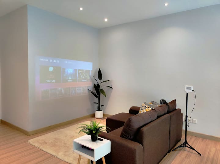  Tukio la Starehe la Ukumbi wa Maonyesho wa Nyumbani | Ghorofa ya 2 

Pumzika katika sehemu yako binafsi ya ukumbi wa maonyesho! Furahia Netflix, YouTube kwenye skrini ya projekta ukiwa na starehe ya sofa ya plush. Inafaa kwa usiku wa sinema na kutazama binge. ✨