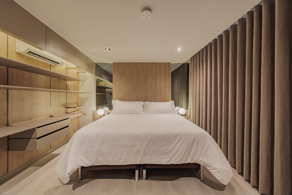 Veľká izba s klimatizáciou a tmavými závesmi