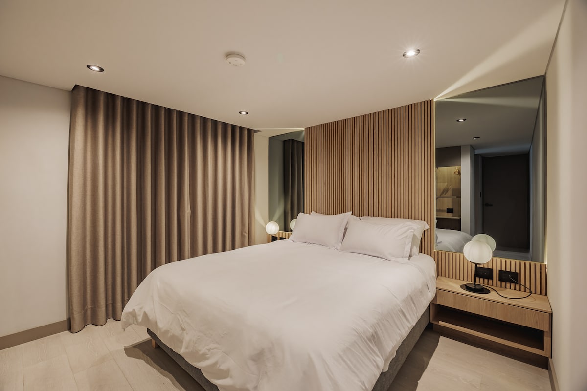 Priestranná izba s prirodzeným osvetlením a zatemňovacími závesmi