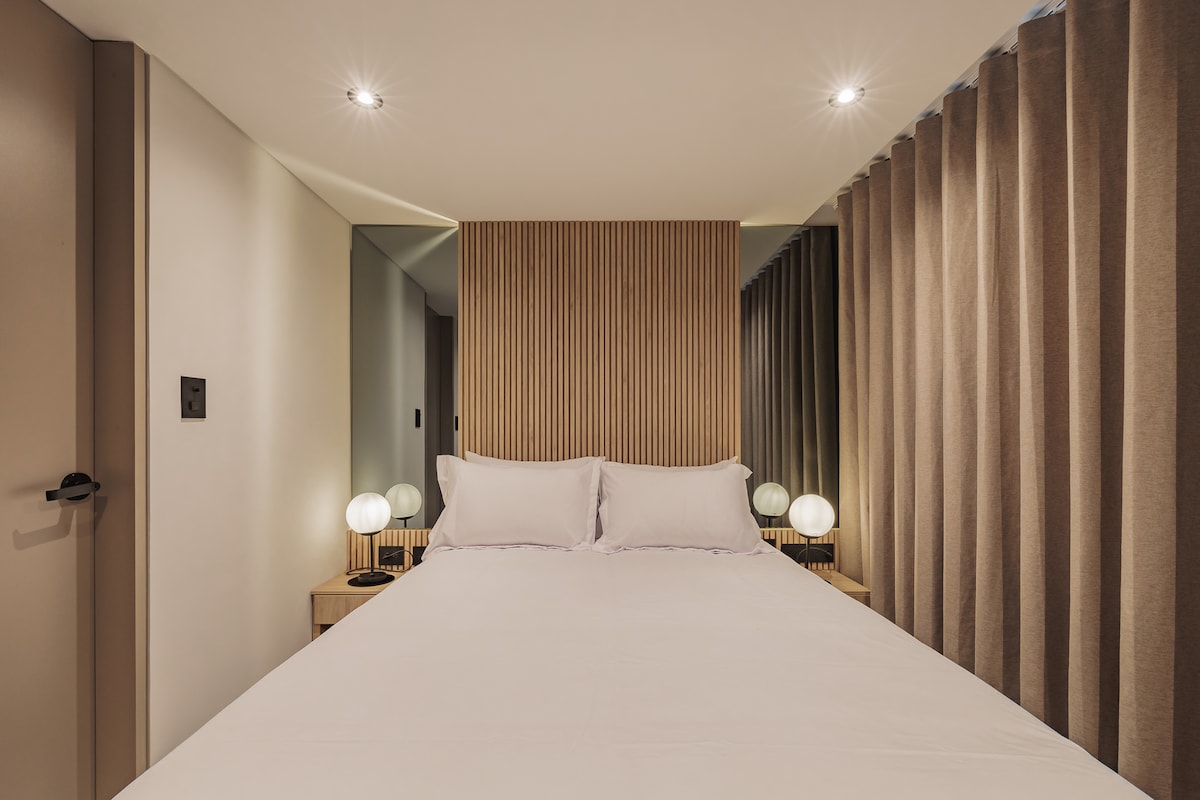 Izba s pohodlnou posteľou a elegantnou výzdobou