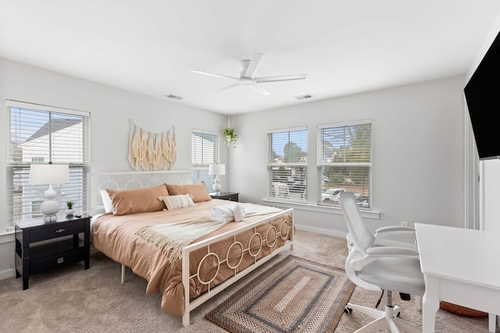 Amplia suite principal con vestidor y baño privado
