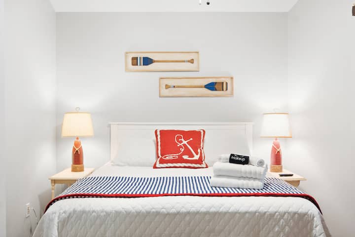 Usidrite se i provedite noć u ovom sjajnom smještaju!  Ima udoban bračni krevet (160x200), TV od 81 cm te dodatne jastuke i deke.