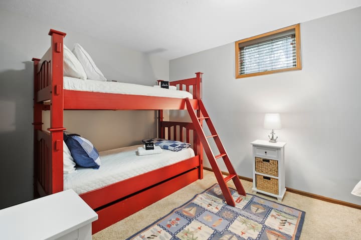 Dodatni san za djecu da kampiraju u našoj spavaćoj sobi!  Sadrži krevet na kat, krevet na rasklapanje i pomoćni krevet.  