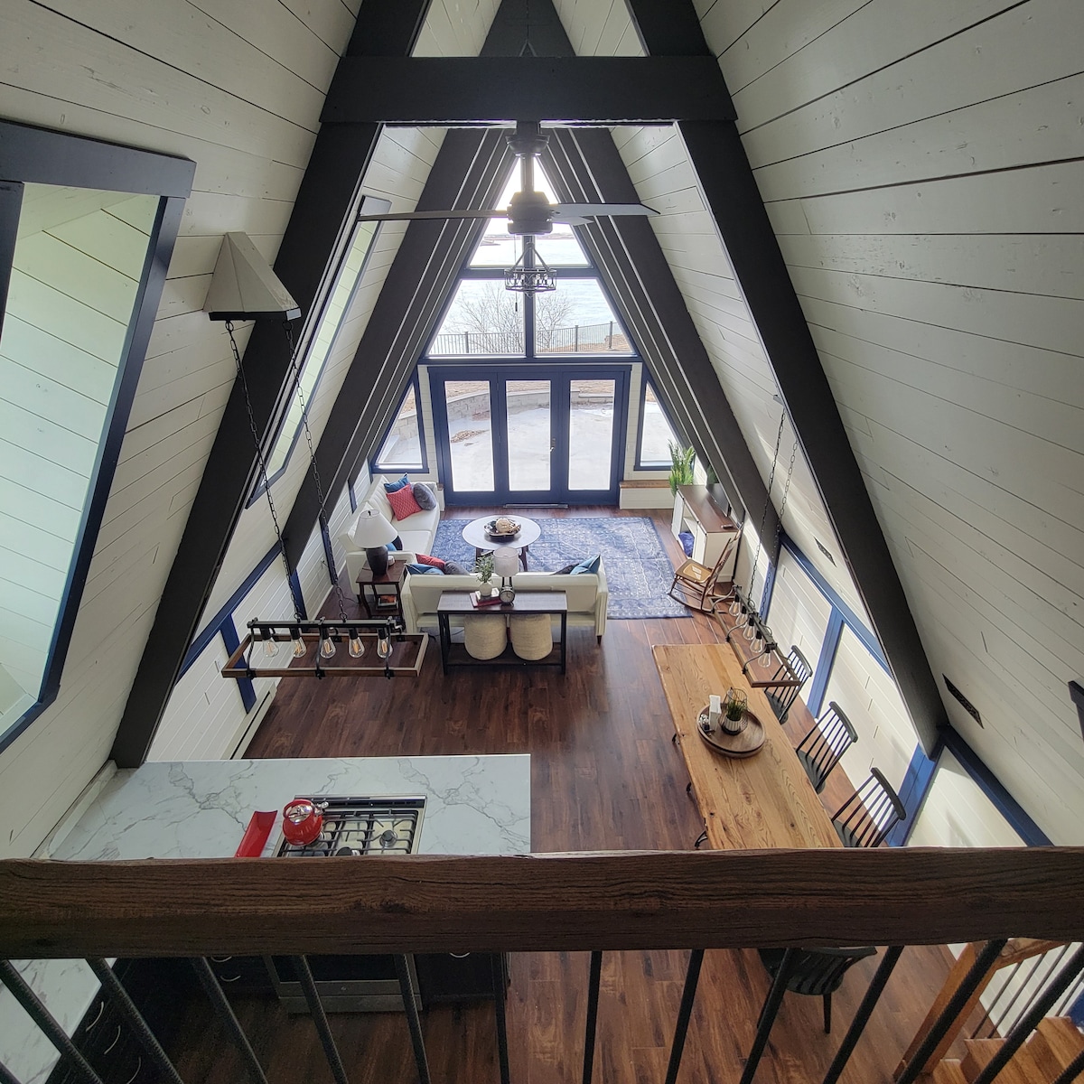 Поглед на дневниот простор од игротеката на поткровјето.