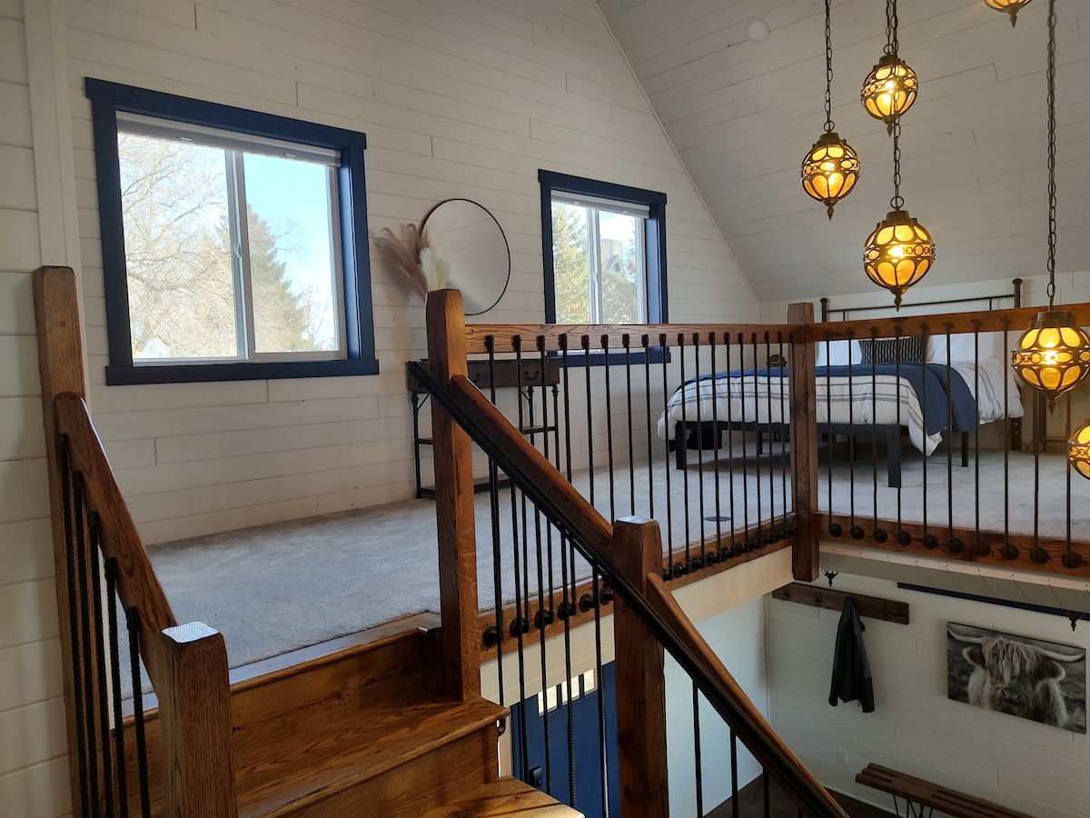 Спална соба на горно поткровје со поглед на езеро