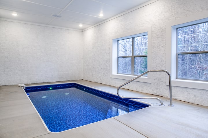 Swimming Bears 2! Luxury Pool Cabin Near Parkway! - Pigeon Forge, TN