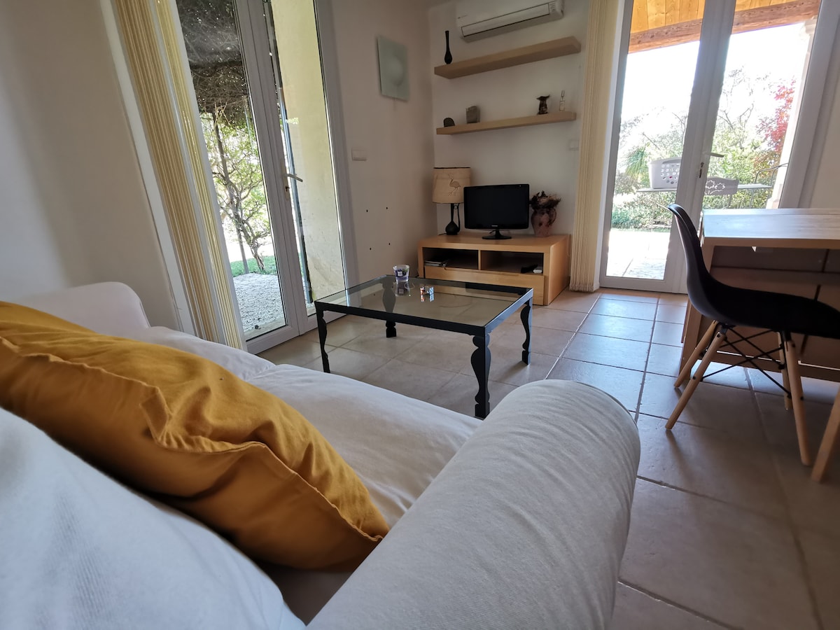 Prostor za opuštanje s televizorom