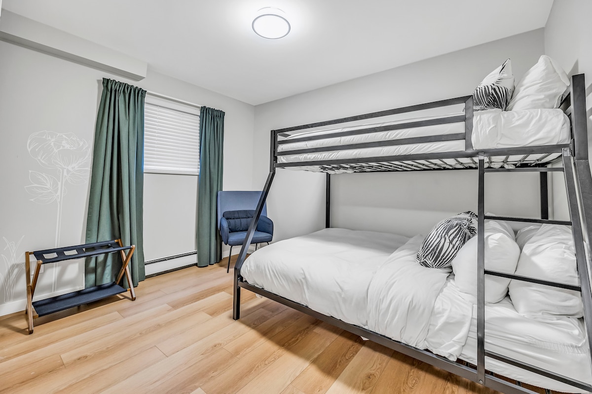 Opustite se u ovoj udobnoj spavaćoj sobi s udobnim krevetima na kat – savršeno za obitelji ili grupe koje se žele opustiti nakon cijelog dana avantura u Vancouveru.