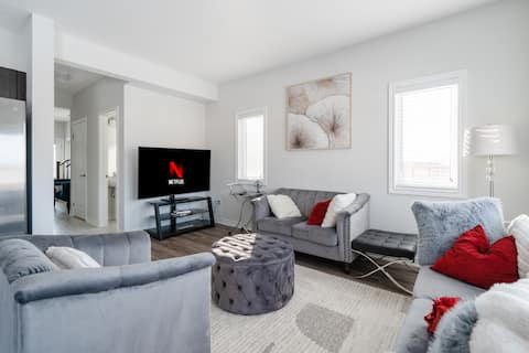 24 Mins To Niagara. Big Yard. Coffee Bar. Kid Toys