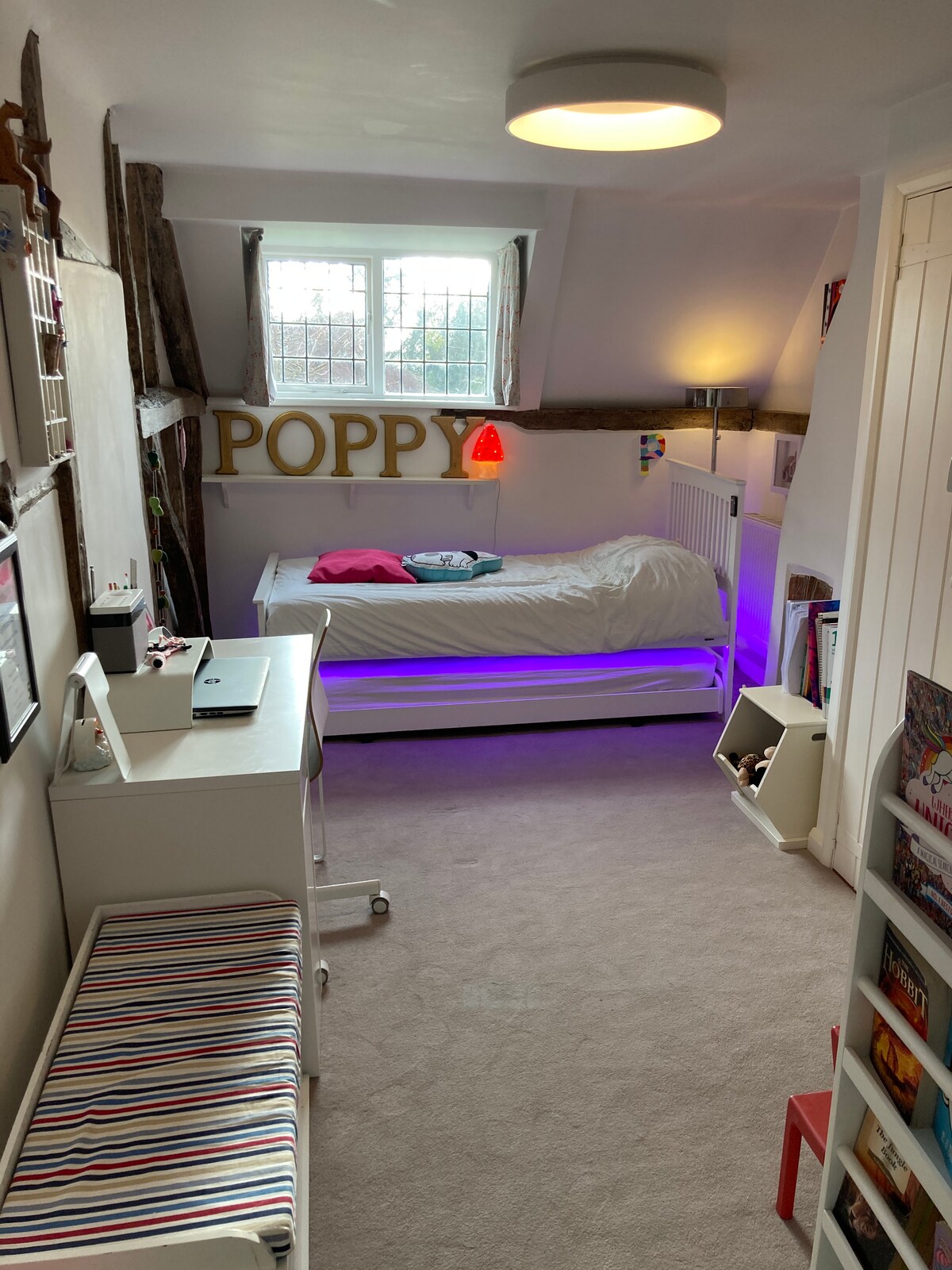 Спална соба (2 единечни кревета, тркала со иста висина)