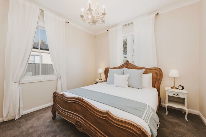 The Venezia Room offers a luxuriously plush king-size bed with serene views of the front garden, creating a peaceful, retreat-like atmosphere. Soft linen curtains paired with a blackout layer ensure both privacy and a restful night’s sleep.