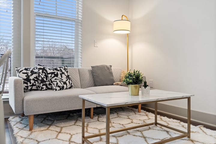 Додека седите во дневната соба, удобниот мебел и вкусниот дизајн го олеснуваат опуштањето.