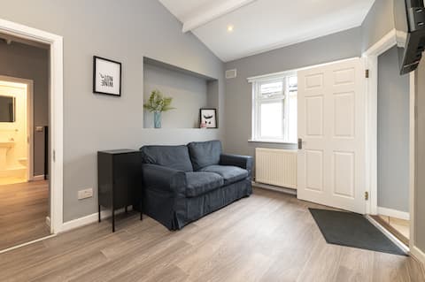 Top performing Airbnb: Stylish 1-Bedroom Flat in Phibsborough in Cabra