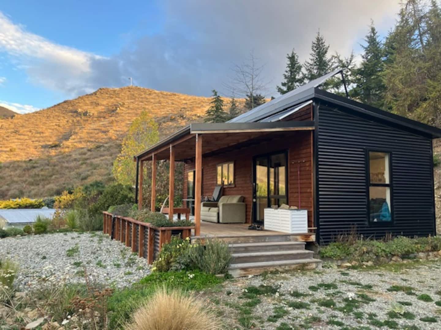 Cottage With Mountain Views. 1