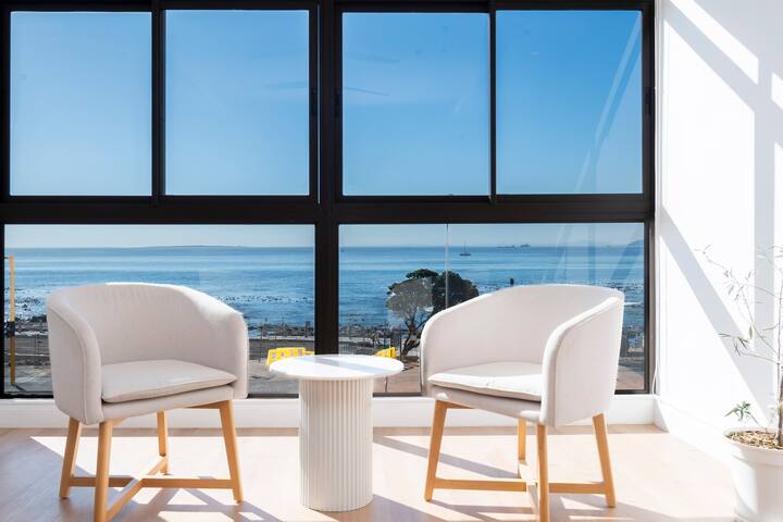 Sea View / SmartTV / Promenade / Free Parking gallery image 2