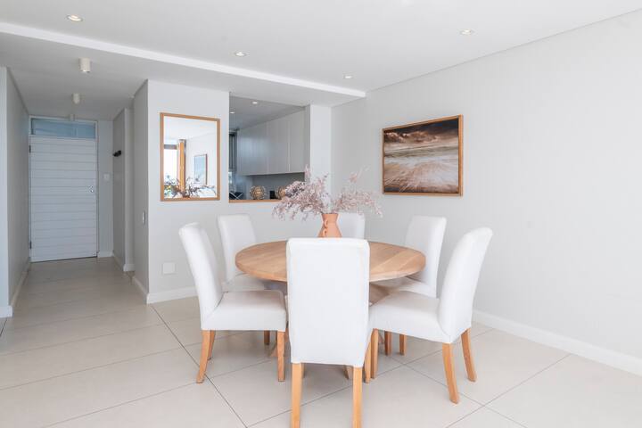 King & Queen Bed / Sea View / Promenade/ Fast Wifi gallery image 3