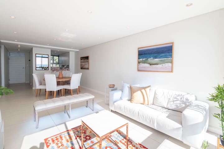 King & Queen Bed / Sea View / Promenade/ Fast Wifi gallery image 2