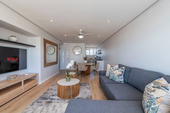 2 Queen Bed / Sea Views / Promenade / Fast Wifi gallery image 2