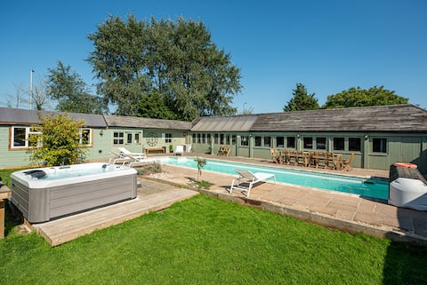 Cabin - Heated pool & hot tub