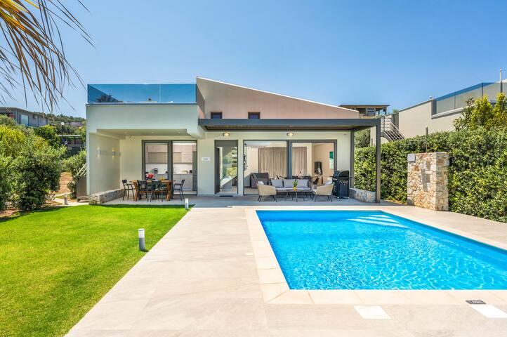 Walk to Beach (290m) & Near Chania / Heated Pool gallery image 2