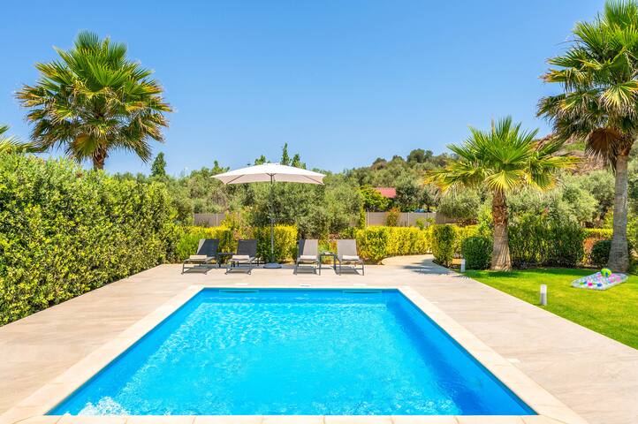 Walk to Beach (290m) & Near Chania / Heated Pool gallery image 3