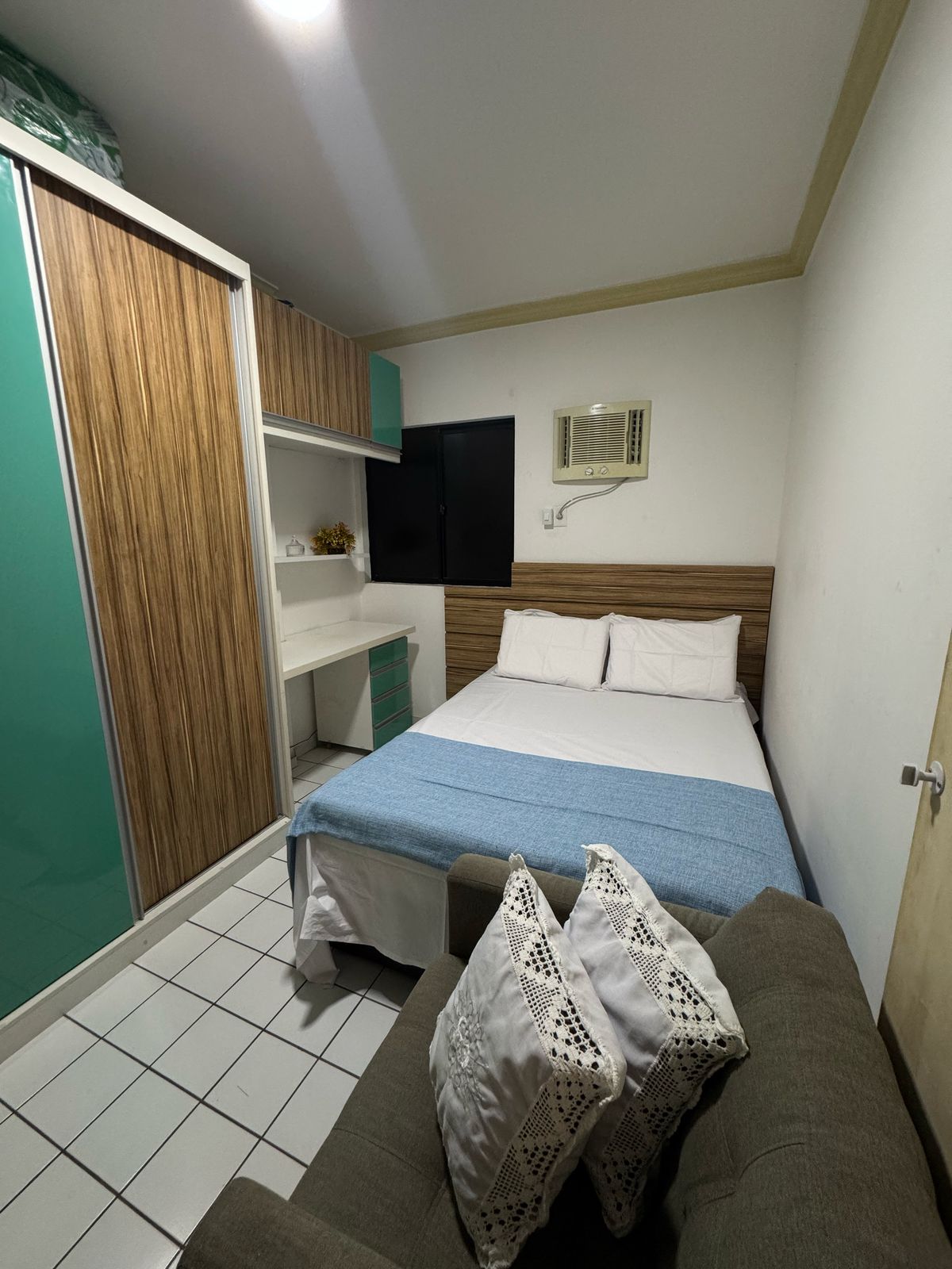 ห้องนอนคู่พร้อมเตียงปรับอากาศทีวีห้องน้ำและโซฟา