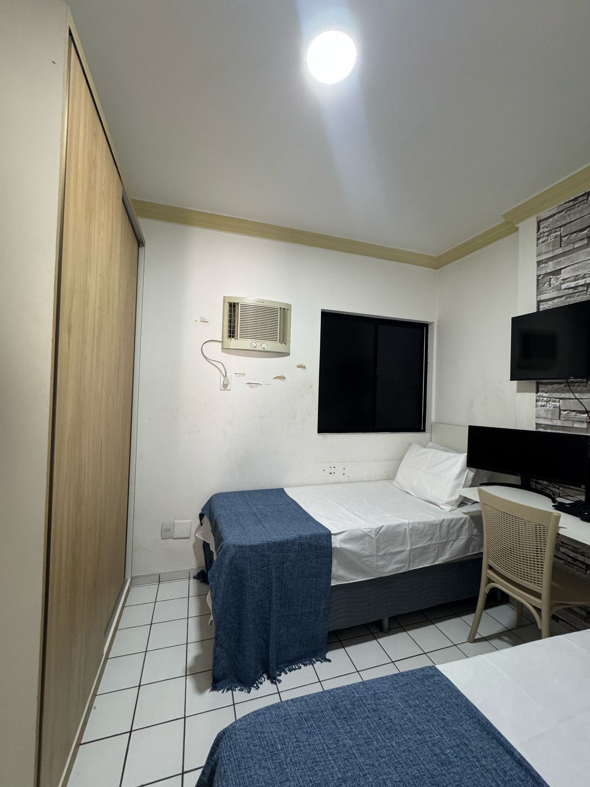 ห้องเดี่ยวนอกจากนี้ยังมีเครื่องปรับอากาศทีวีตู้เสื้อผ้า