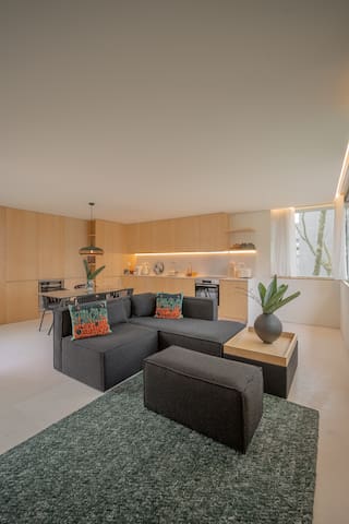 The Asana, Luxury Retreat Home with Pool Access.