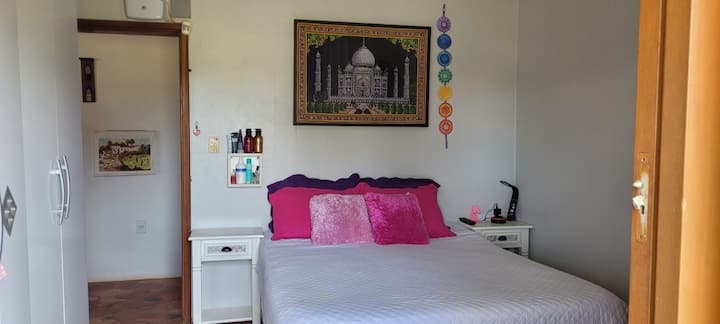 - apartman
- Bračni krevet
- TV
- ormarić
- Comododa