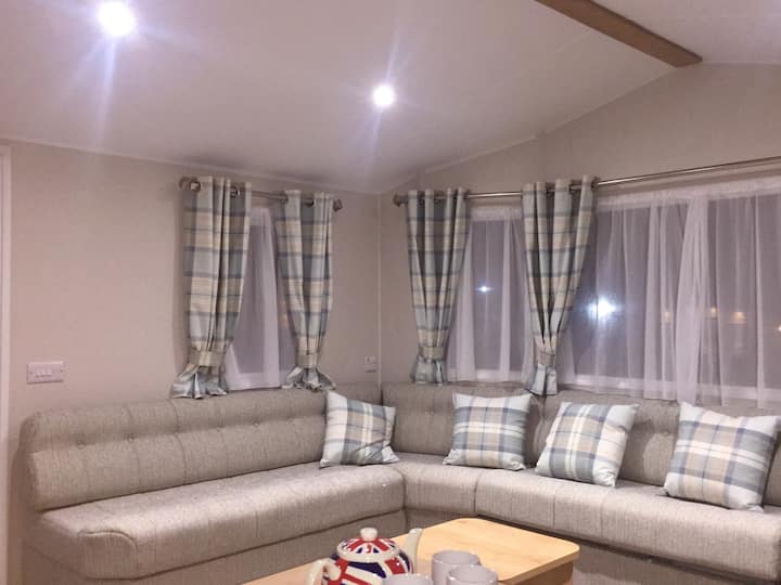 Modern Accessible Van.
4 Single Beds
Self Catering - 웨이머스