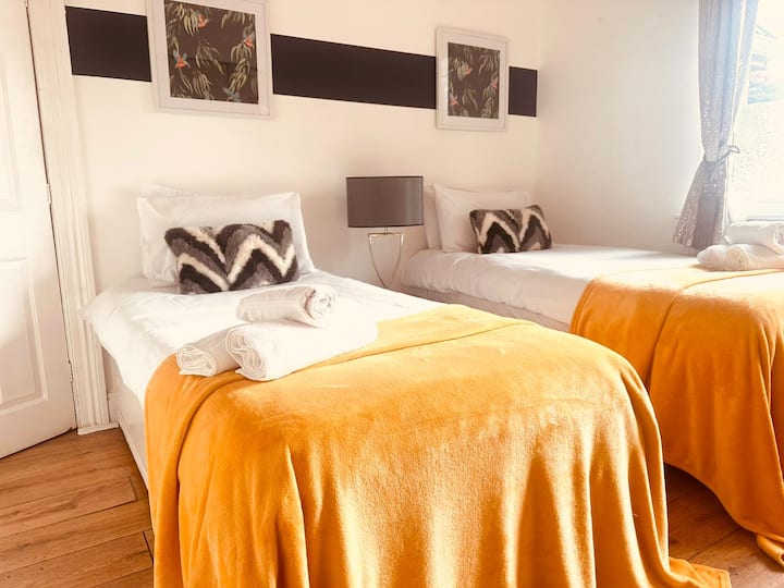 Спокоен простор за слатки соништа, луксузни крпи, удобни перници и смирувачко осветлување.