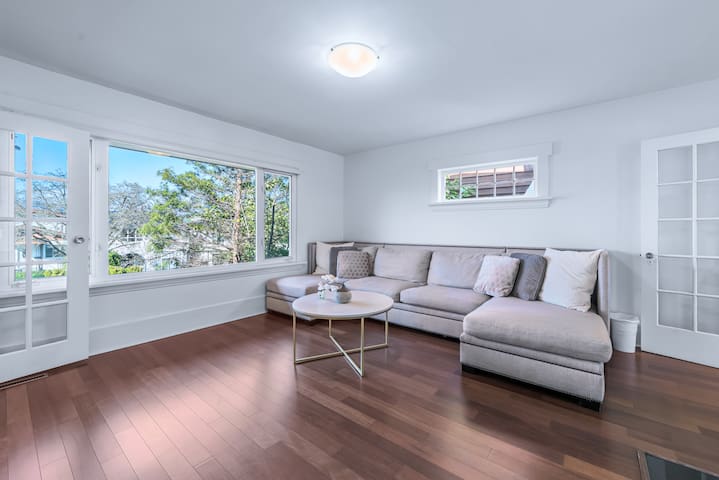 Spacious 5-bedroom villa centre of Vancouver