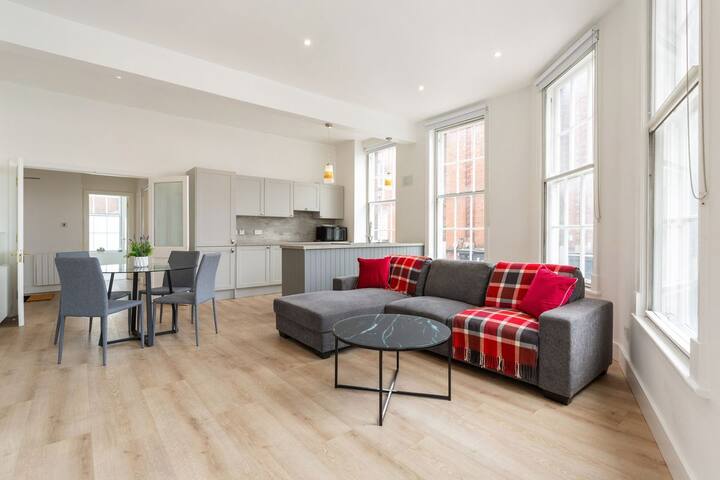 Stylish Temple Bar Apartment w/River Views gallery image 2