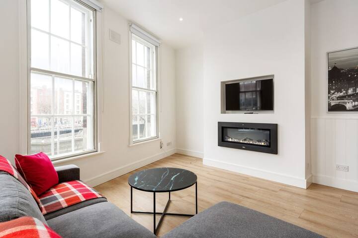Stylish Temple Bar Apartment w/River Views gallery image 4