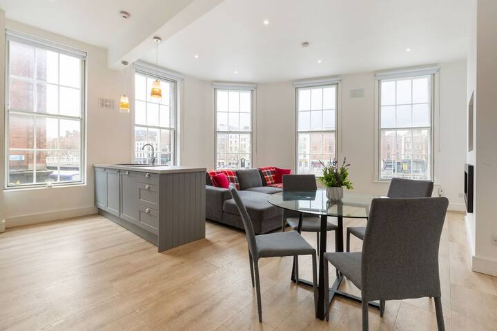 Stylish Temple Bar Apartment w/River Views gallery image 3