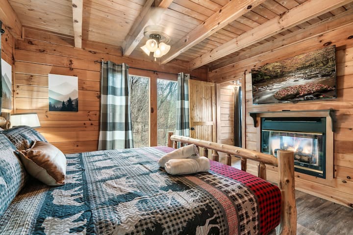 Ušuškajte se u veliki bračni krevet i opustite se uz pucketanje vatre  ili uživajte u seriji za koju žudite. Jednostavno se prijavite na svoj omiljeni račun za streaming na našem ROKU TV-u.

