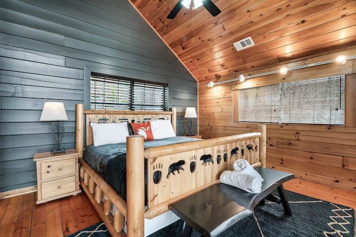 Na katu se nalazi bračni krevet u stražnjem dijelu biljarskog stola, pored dječjih kreveta. Tu je i Roku TV s velikim zaslonom za svu vašu zabavu.

