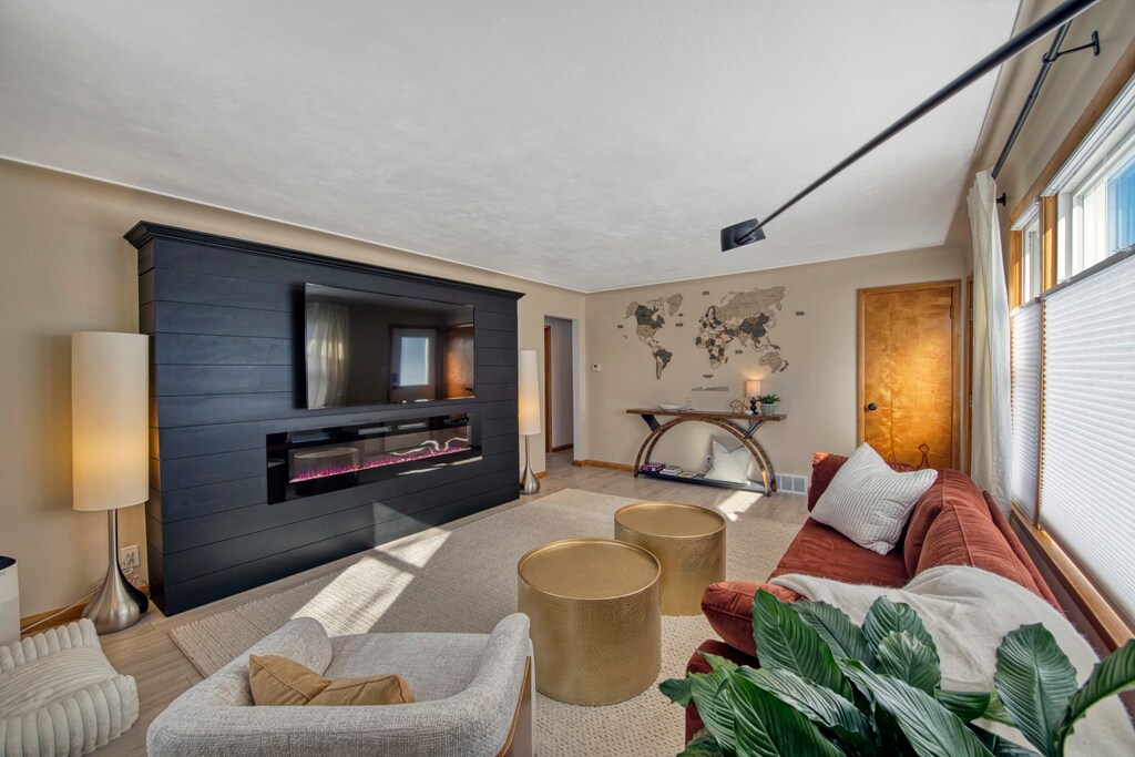 دافئ وعصري وأطنان من الضوء.  تسمح الظلال السفلية/العلوية بتخصيص الضوء في جميع الأنحاء. التلفزيون 65بوصة مع حقيبة فول كبيرة جدًا هو المكان المثالي للأطفال للاسترخاء والأريكة مع بطانيات إضافية تجعل قراءة الكتاب مثالية.