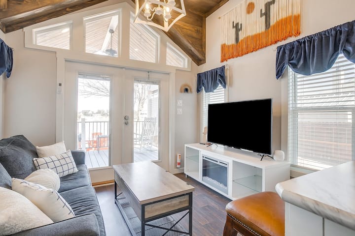 Lakefront Tiny Home W/ Hot Tub And Two Kayaks - Granbury, TX