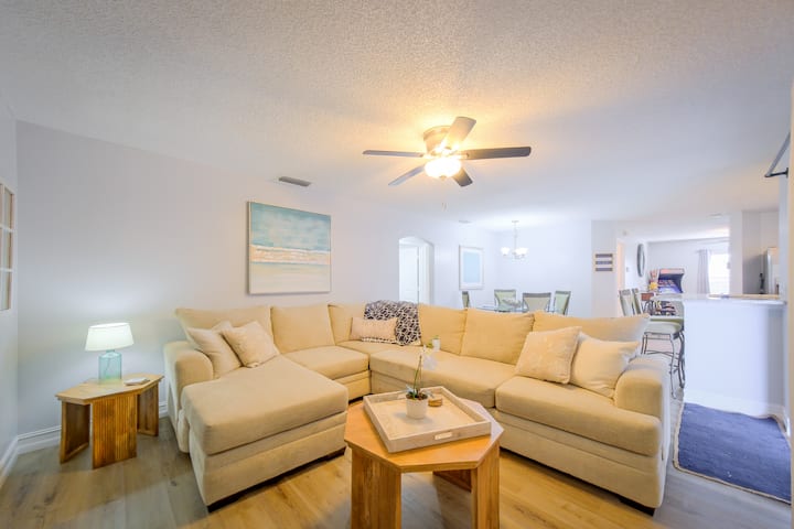 The Rizz Retreat! Heated Pool / Arcades / Beaches! - Palm Bay, FL