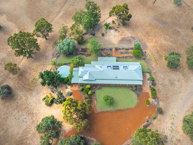 5 Bedroom 5 Bathroom Kinvarra Lodge gallery image 3