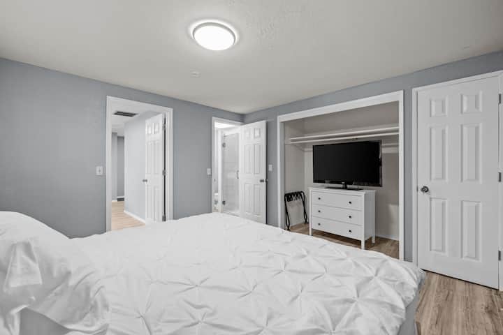 Amplio dormitorio principal con TV y cómoda para guardar las cosas y tener una estancia tranquila y sin desorden.