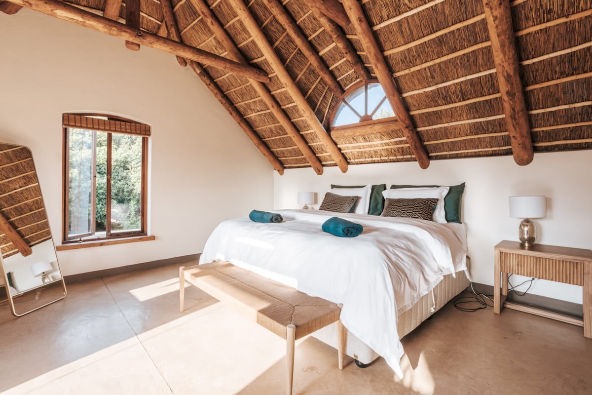 Чист лукс в основната ни спалня! Спете като кралски особи в нашето двойно легло, облечено в превъзходно спално бельо и най - доброто спално бельо за максимален комфорт. Събудете се, отворете вратите и се насладете на спиращата дъха гледка към връх Чапман - включени са най - добрите мечти!