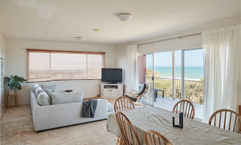 Golden Gully Beach Shack—A Relaxed Oceanfront Stay