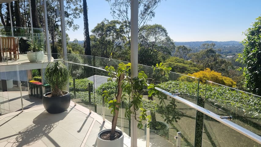 Hillside “Hollywood” Mansion: Tennis, Pool, Cinema gallery image 3