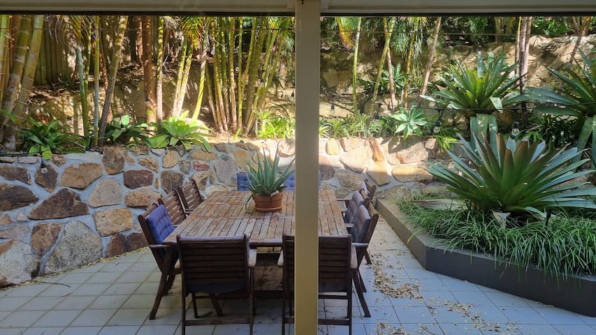 Hillside “Hollywood” Mansion: Tennis, Pool, Cinema gallery image 4